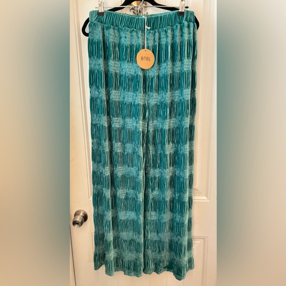 BiBi Green Textured Velvet Pants - Picture 1 of 3